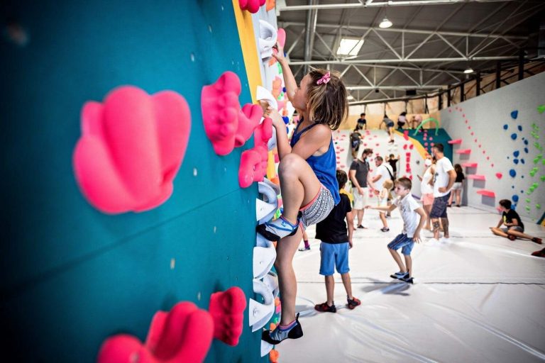Enfants qui grimpent sur un mur de bloc
