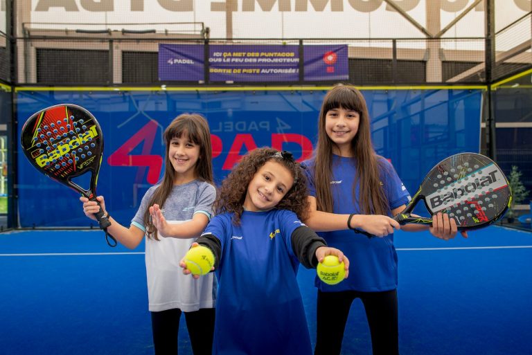 Trois jeunes joueuses de padel avec leurs raquettes