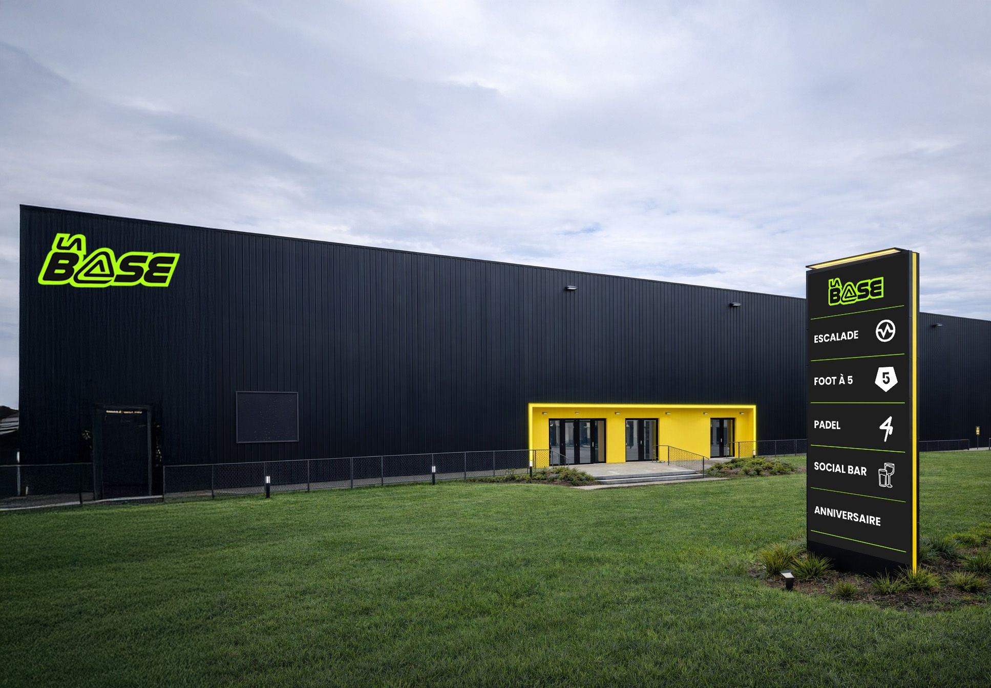 Le bâtiment LA BASE à Auxerre, façade noire et entrée jaune