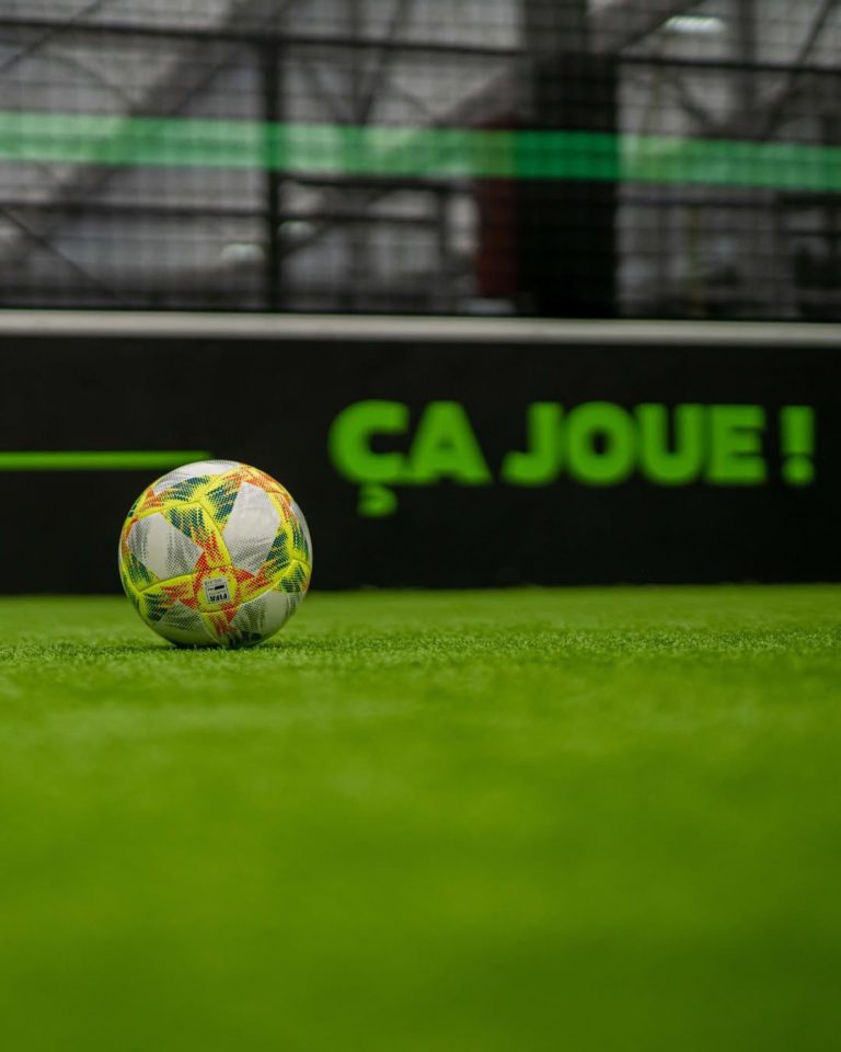 Ballon sur un terrain de foot à 5