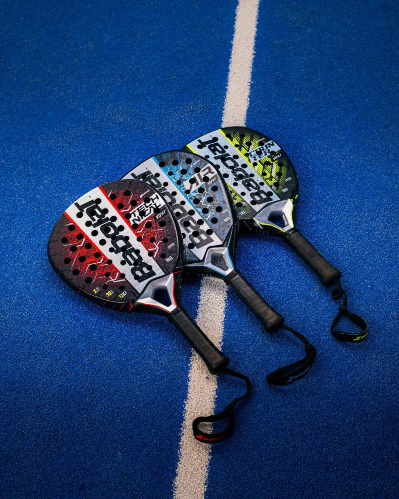 Raquettes de padel posées sur une piste