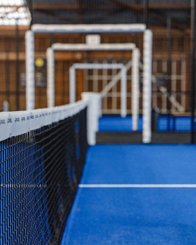 Filet et piste de padel indoor