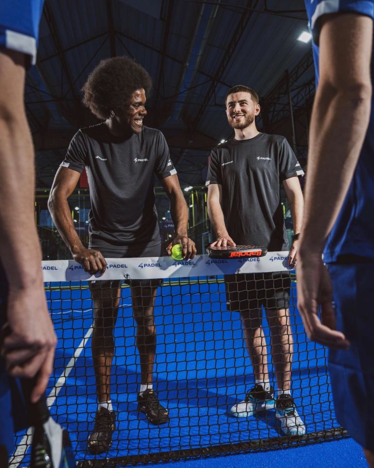 Deux joueurs au filet d’une piste de padel