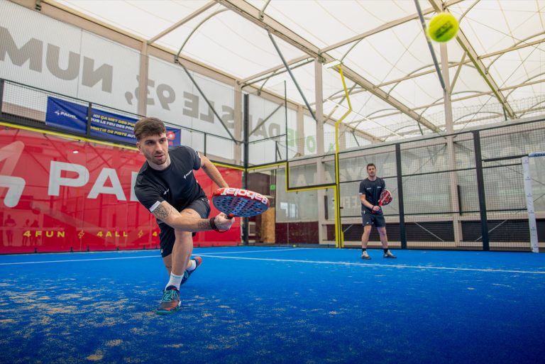 Joueur de padel en plein smash