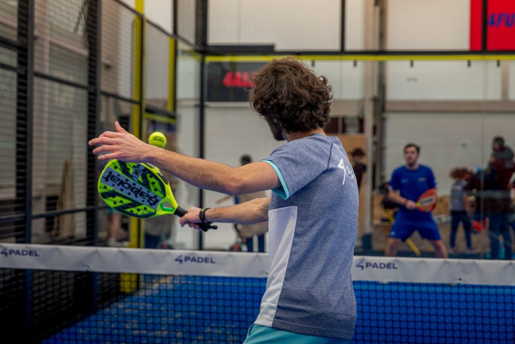 Joueur de padel en pleine frappe