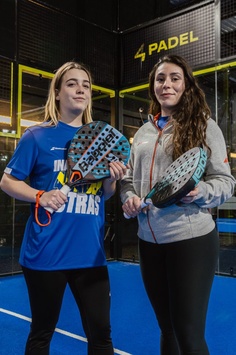 Deux joueuses de padel avec leurs raquettes