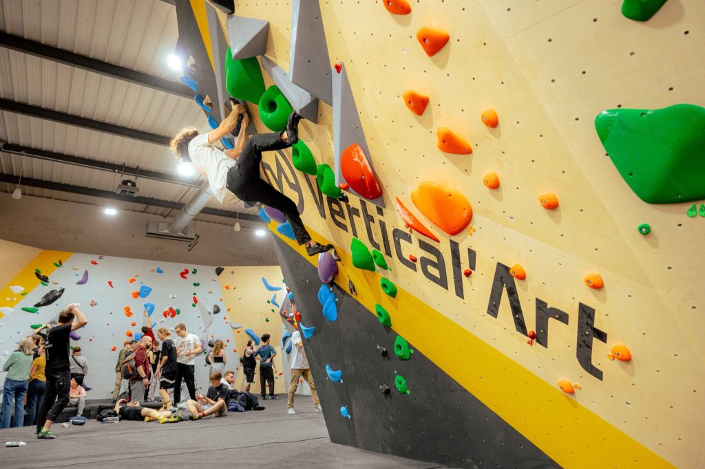 Grimpeuse sur un bloc Vertical’Art
